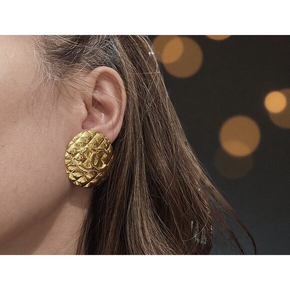 CHANEL Vintage Round Matrasse Coco Large Earrings Gold Quilted - Picture 1 of 7